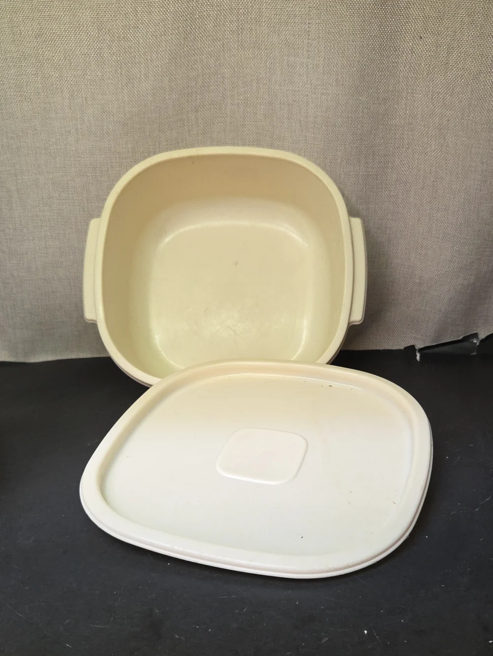 4 Rubbermaid Containers With Lids‎